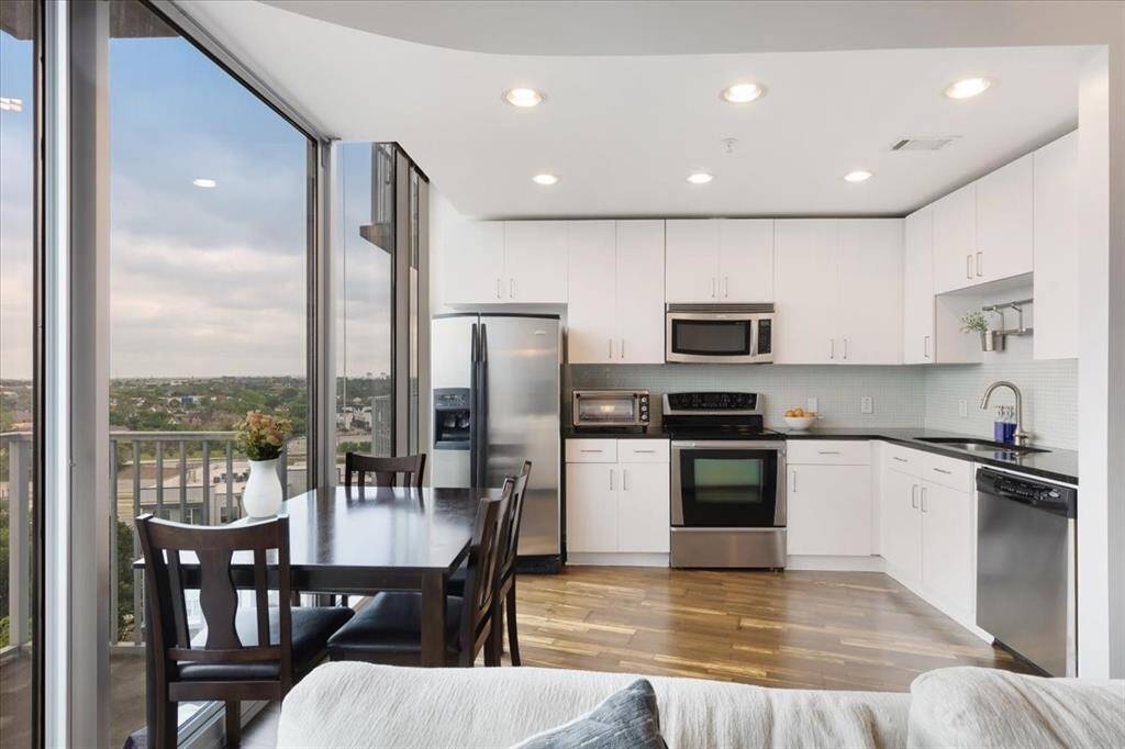 Floor-to-ceiling windows facing Houston Downtown! Amazing view and abundance of natural light.
