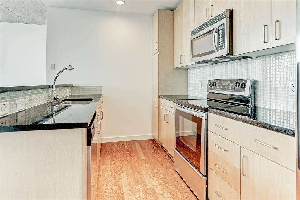 The 9x12 SF kitchen has a stainless steel Whirpool appliance package.