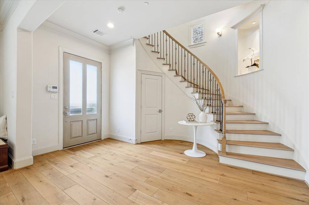 Beautiful entry (15' x 10') at 6 Southside Circle. A gorgeous staircase, white oak floors and high ceilings set the tone as you enter.