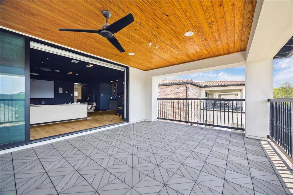 Another view of this grand patio.