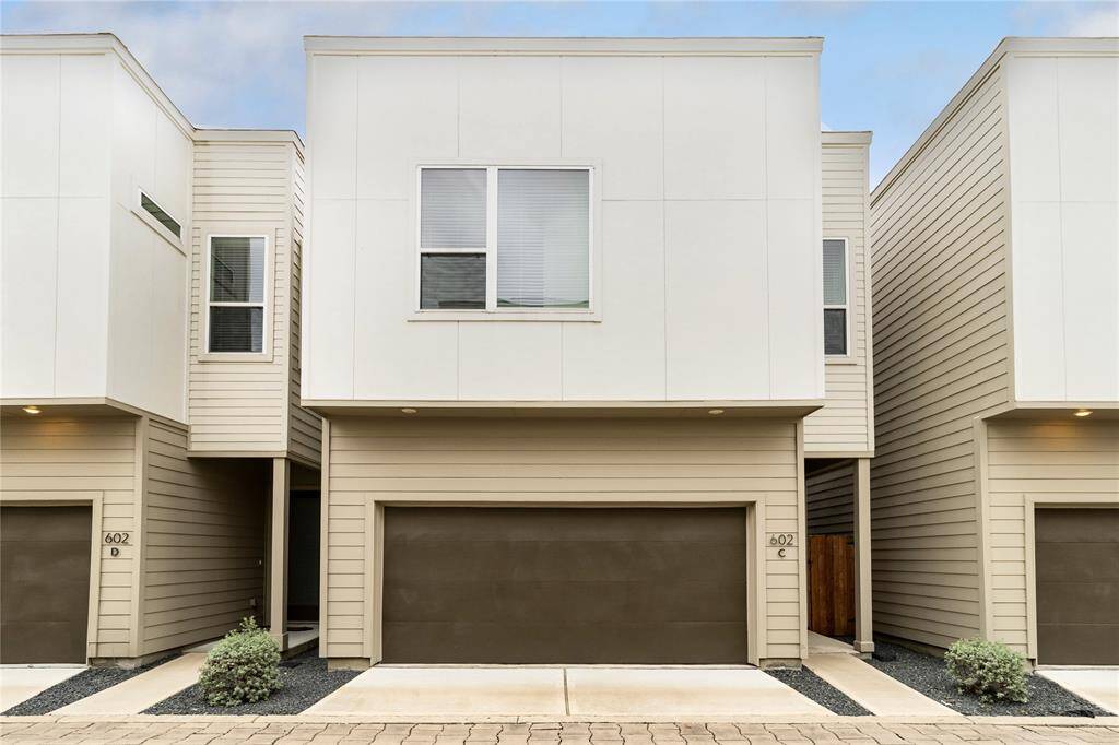 Front view of home.