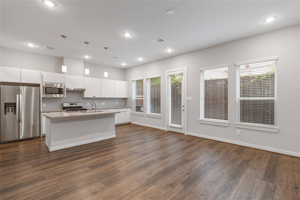 Open concept kitchen/living room design.