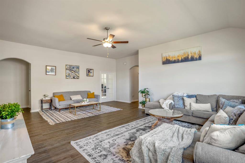 Discover endless potential in this inviting and versatile living space!