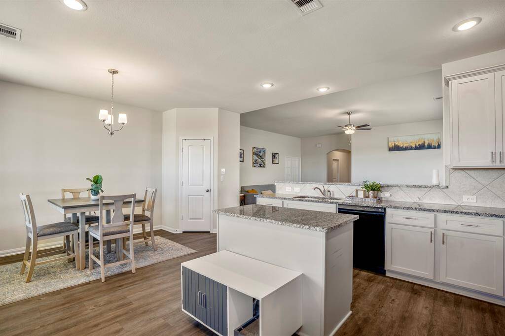 Cozy dining space within the kitchen, perfect for casual meals and gatherings.