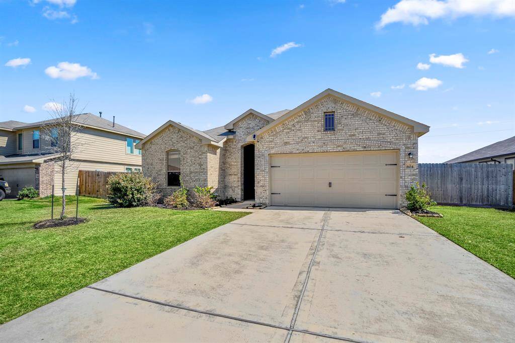 Spacious driveway with a two-car garage and plenty of parking.