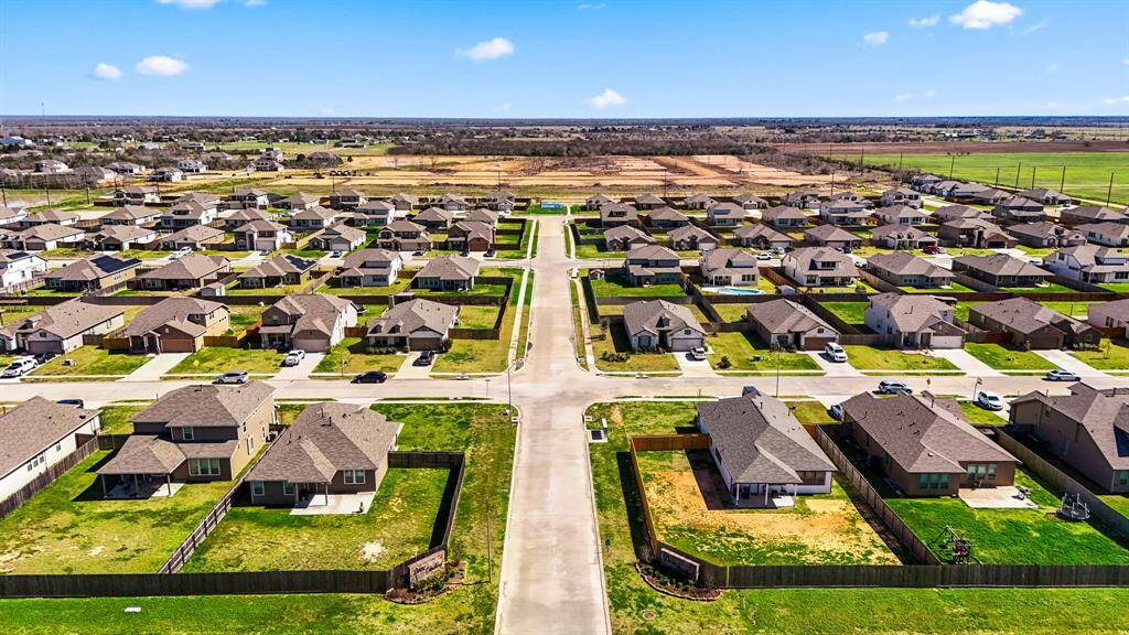 Discover your ideal community: a perfect blend of comfort and charm awaits you.