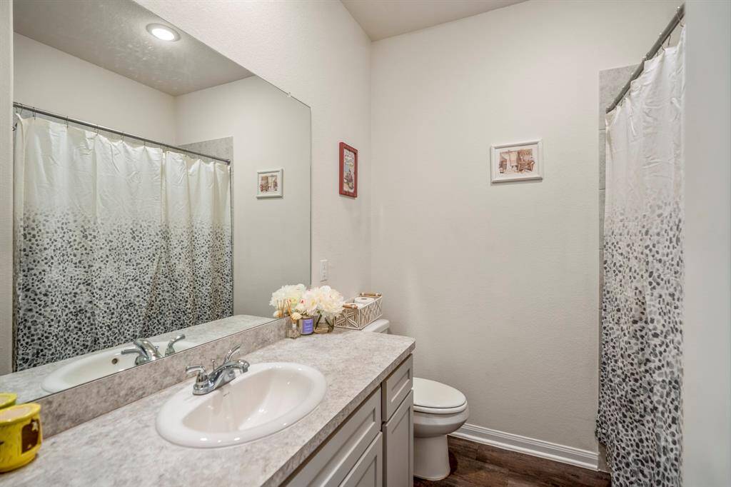 Ideal guest bathroom conveniently shared by two bedrooms.