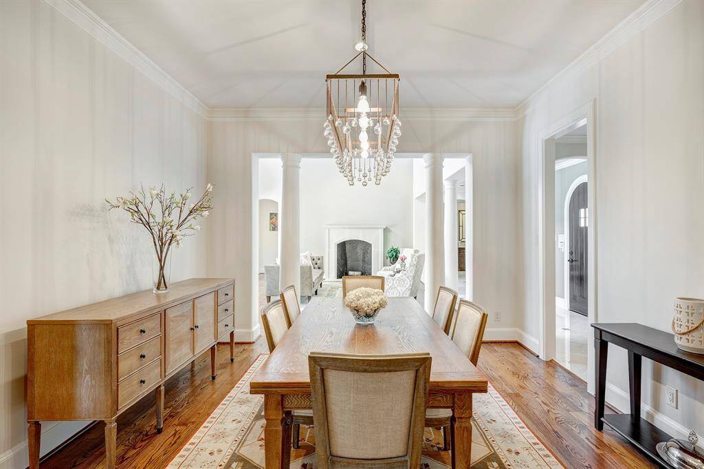 Large formal dining room for world-class entertaining