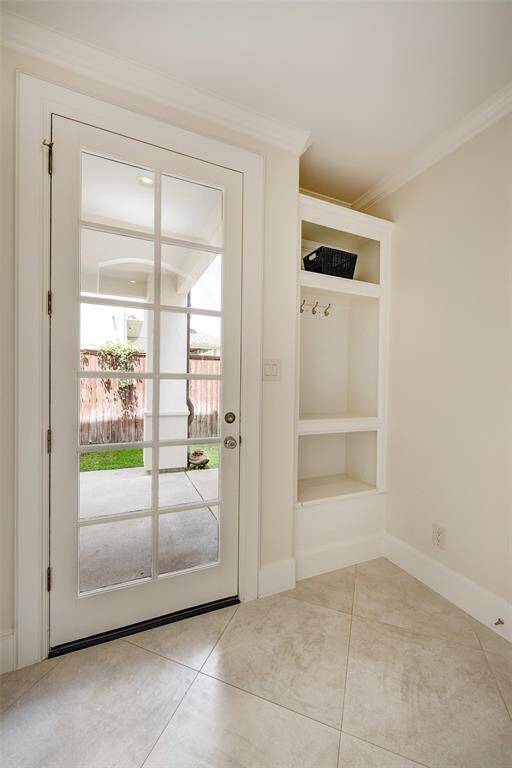 Mud room with exit to porte-cochere