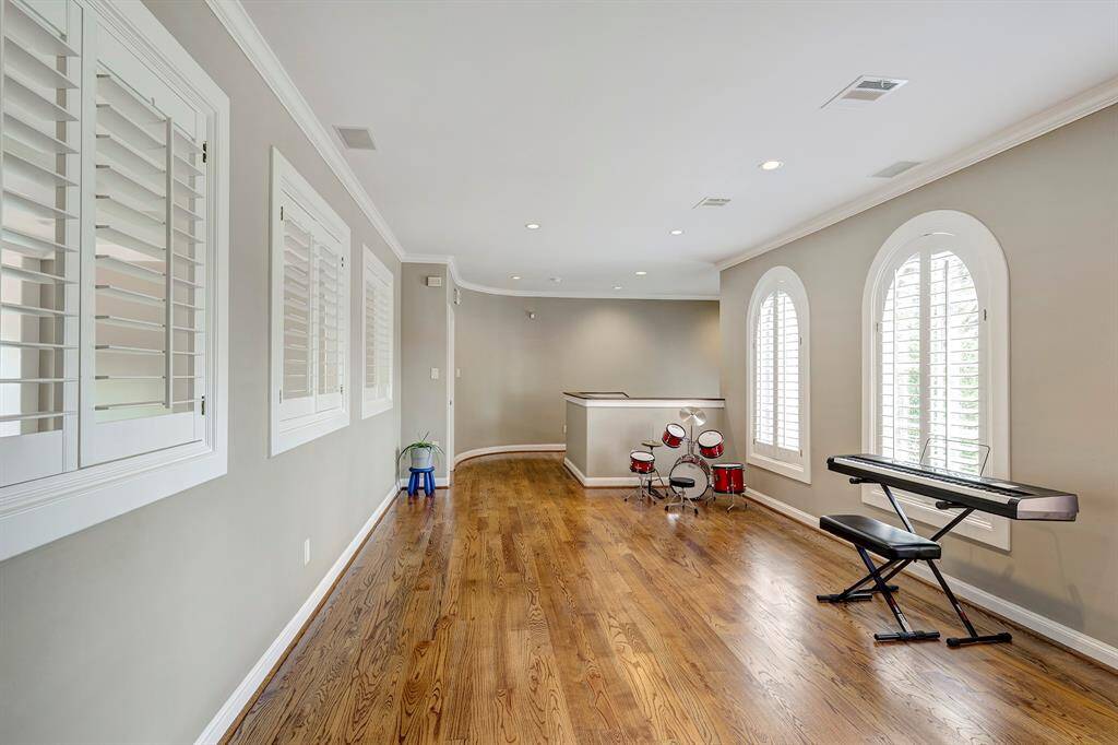 Upstairs game room with plenty of space for all types of media