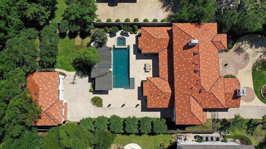 24,334 sf lot per HCAD--you CAN have it all! Large home, garage with quarters, pool/patio and a large, grassy lawn