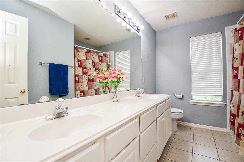 A full secondary bath offers combined shower/bathtub for easy personal options.