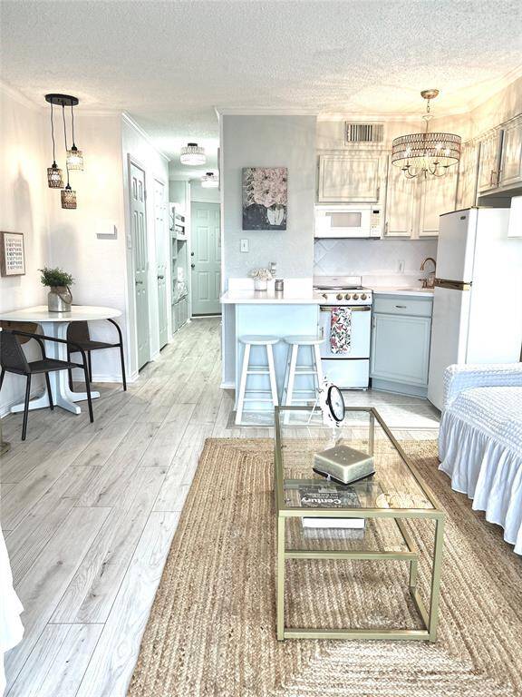 Gorgeous fully remodeled condo!