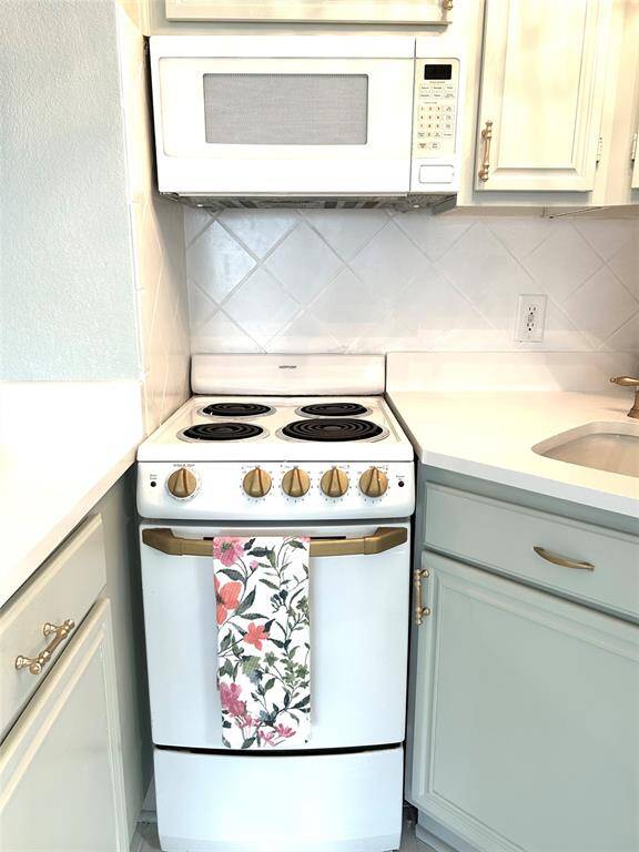 Cute stove/oven and microwave. Nothing was overlooked in this remodel!