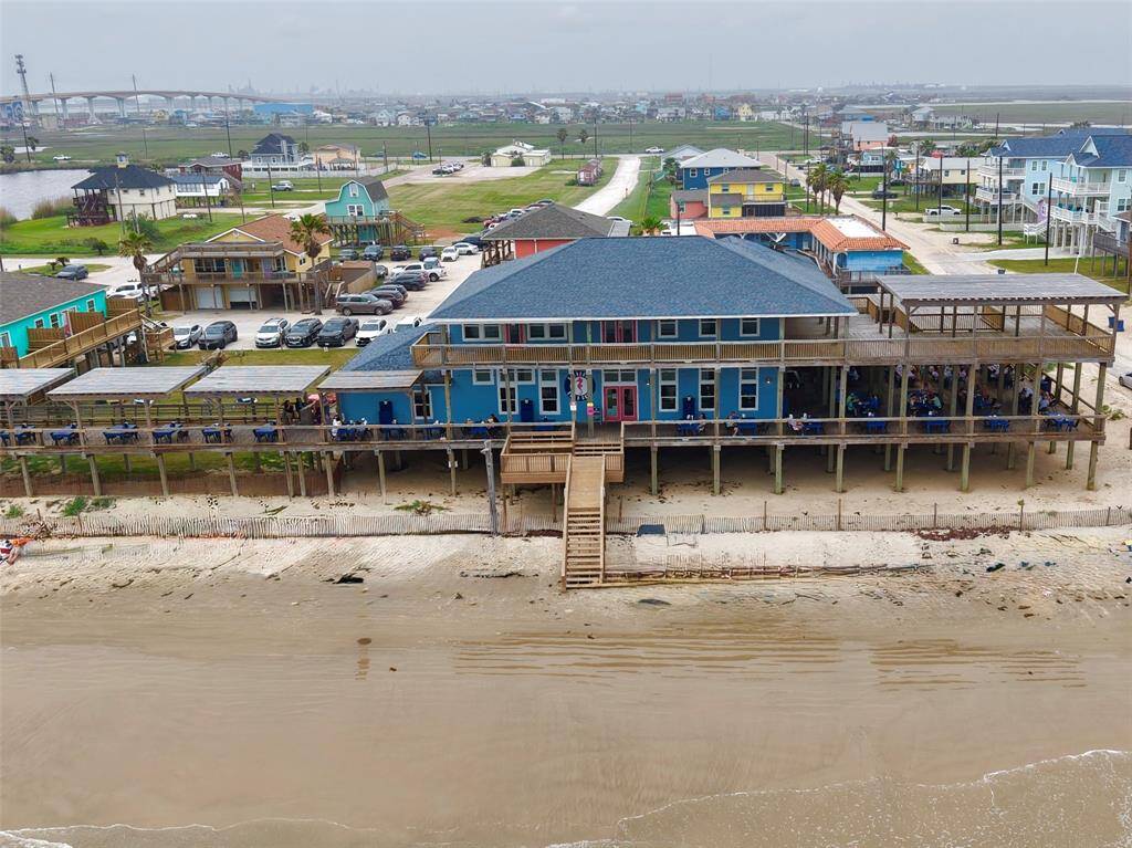 The new Seahorse Bar & Grill offers a variety of highly-rated seafood dishes and is just a short walk away for your convenience—along with several other beachfront restaurants.