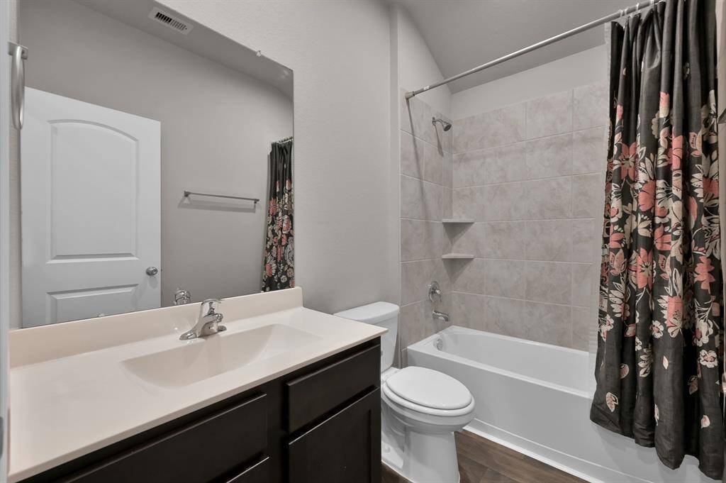 Bathroom 1:Front of House