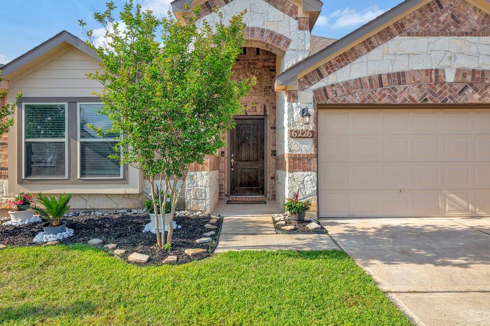 Charming home directly across the street from the water fountain, enjoy the fresh breeze that the area provides.
