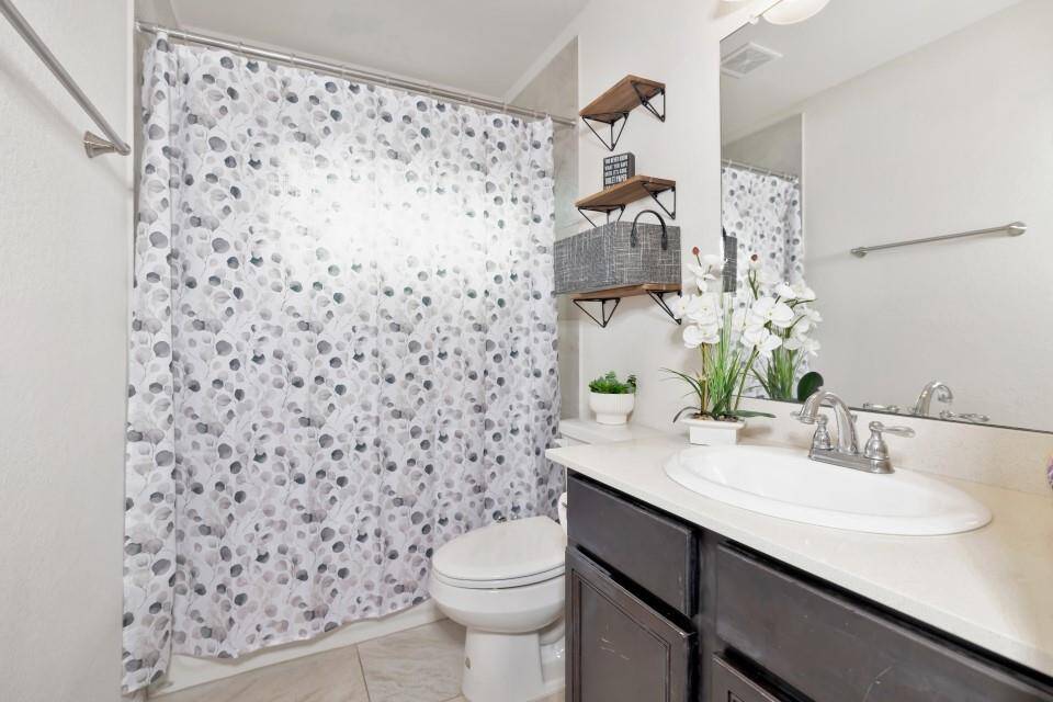 Bathroom that is located inbetween both secondary bedrooms.