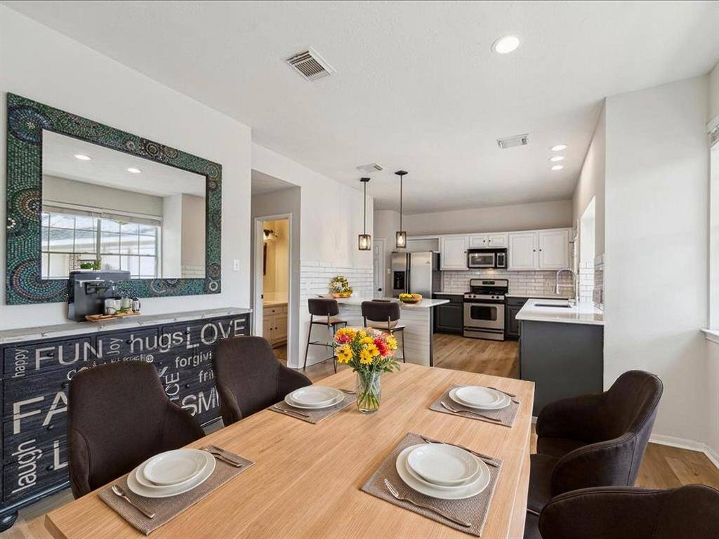 BRIGHT AND STYLISH BREAKFAST AREA WITH LARGE WINDOWS AND A MODERN FLOW INTO THE KITCHEN. **This room has been virtually staged.