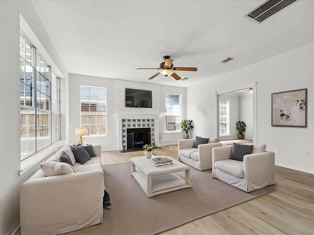 THE OPEN LAYOUT SEAMLESSLY CONNECTS TO AN ADJACENT ROOM, PERFECT FOR FLEXIBLE LIVING SPACE. **This room has been virtually staged.