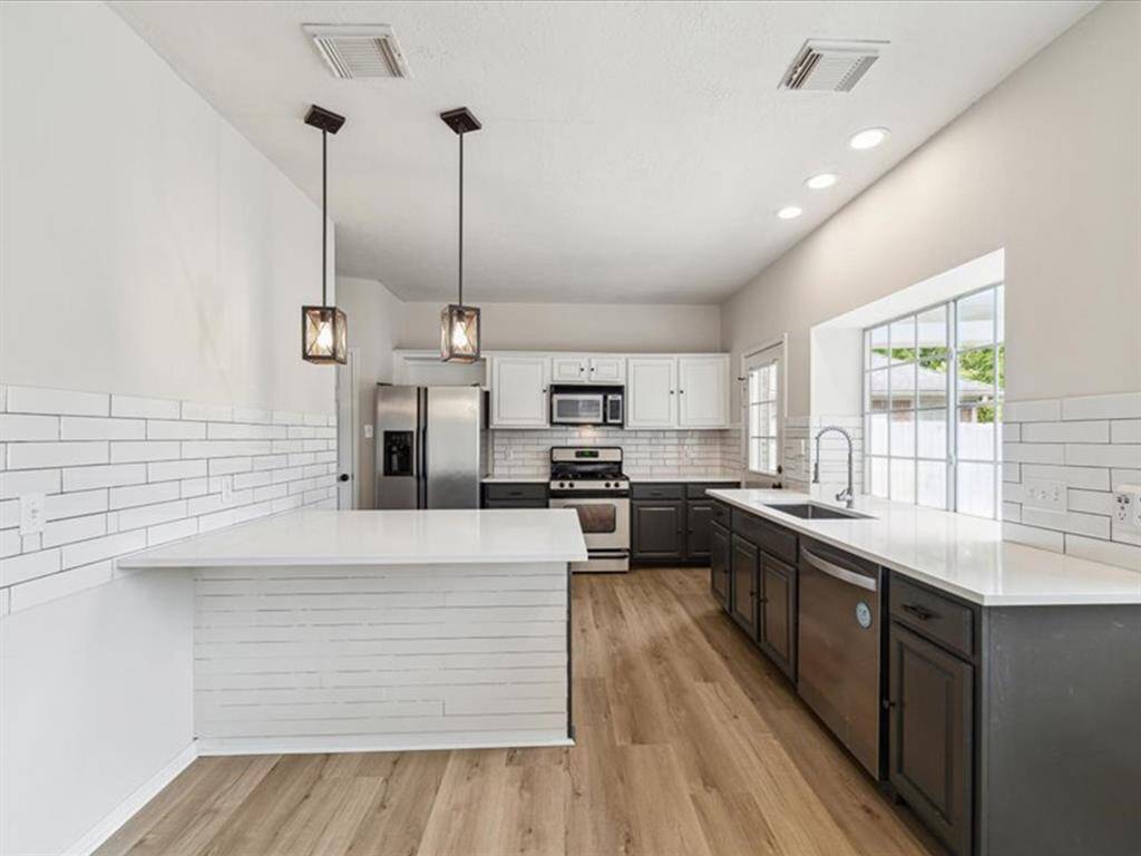 ENJOY COFFEE BY THE BAR OR HOST CASUAL MEALS IN A SPACE THAT SHOWCASES NEW COUNTERTOPS AND UPDATED FINISHES THROUGHOUT.
