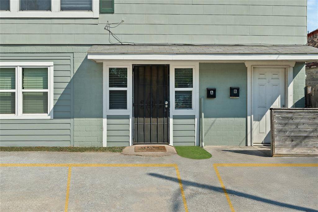 Virtually modified. Potencial parking spaces for 3 cars.