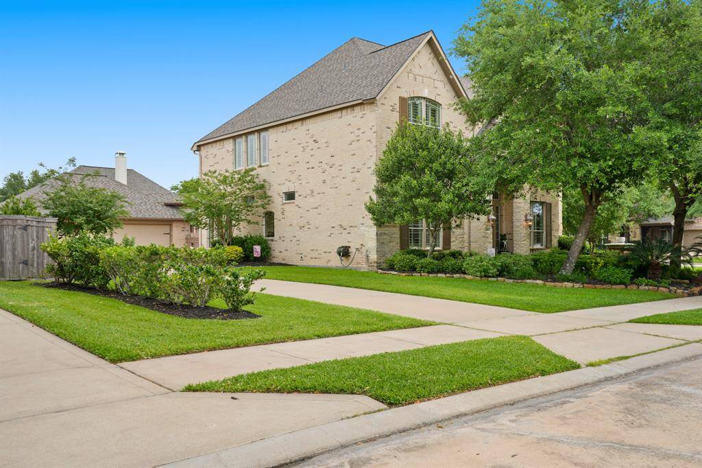 An open, impressive foyer to welcome you home!