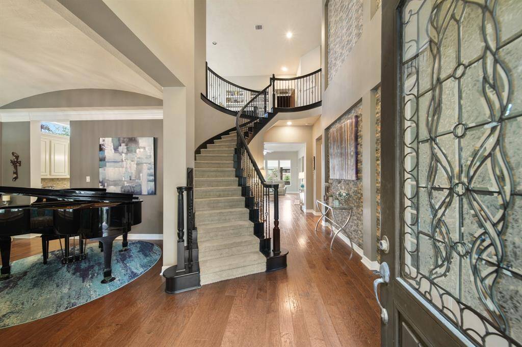 The formal dining off the entry way with beautiful architectural details.