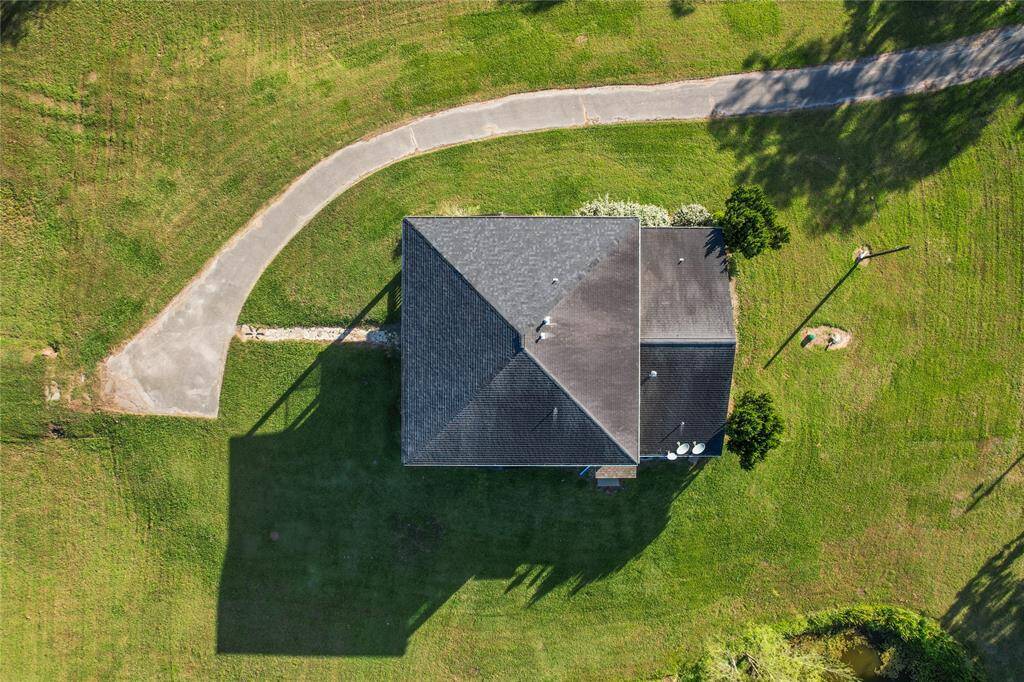 Stunning aerial view showcasing a spacious riverside property surrounded by lush greenery, offering serene privacy and breathtaking landscapes. Perfect for your dream home oasis.