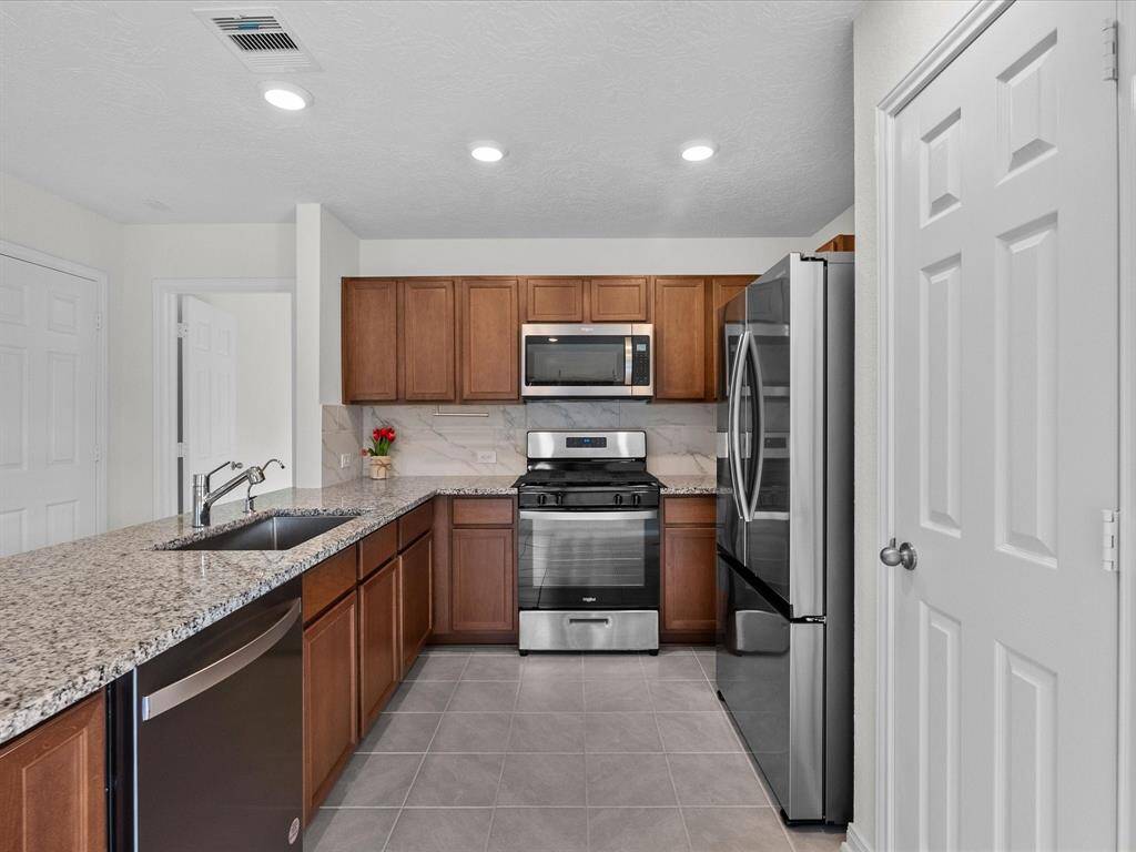 Kitchen has 2 pantrys!