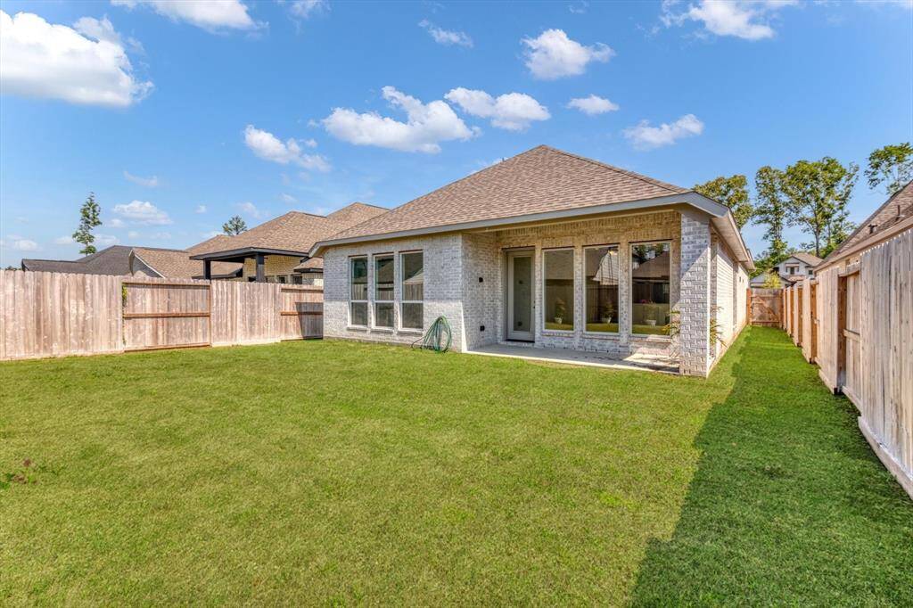 Spacious Back Yard