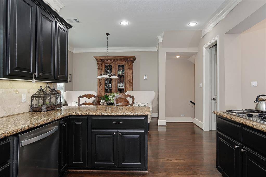 Stainless steel appliances with gas cooking range and ample counter space are perfect for the family chef!