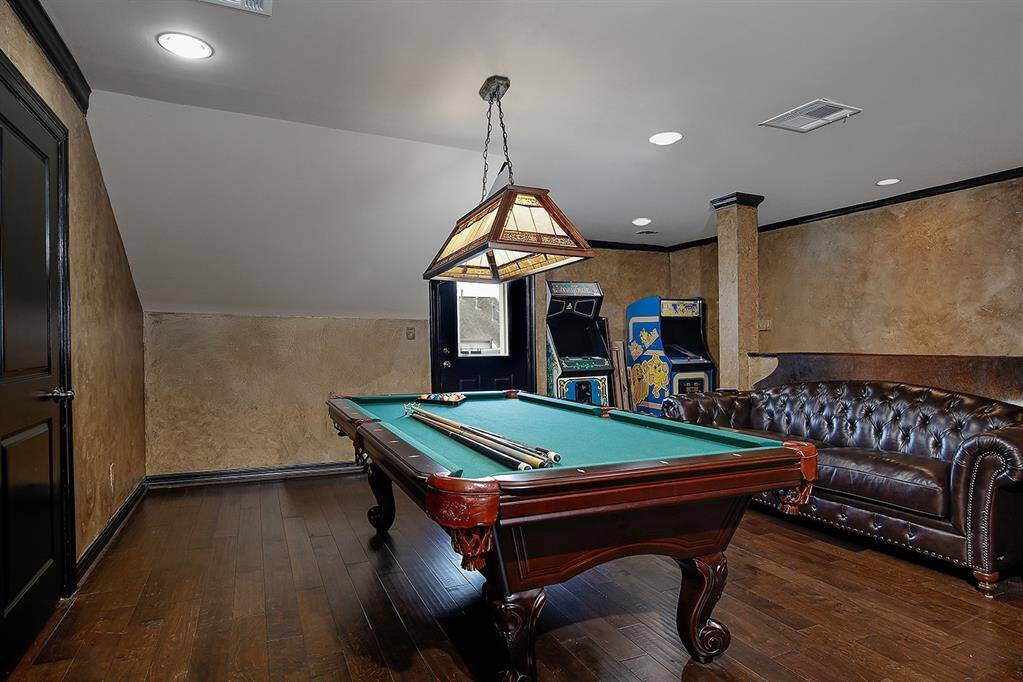 Perfect intimate setting for hosting gatherings with friends or hanging with family, playing games.