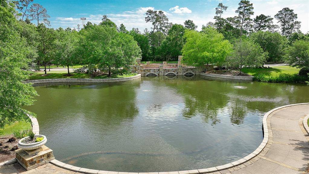 This sought-after community of East Shore is located up-front in The Woodlands, walking distance to Woodlands Waterway, restaurants, shops, kayaking and concerts.