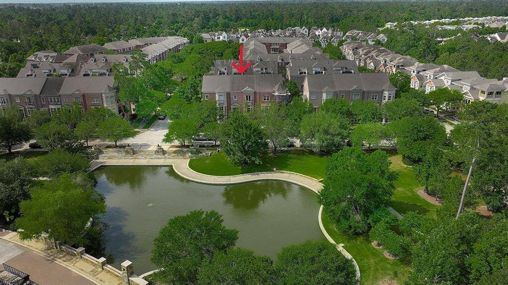 East Shore is a one-of-a-kind community situated along Lake Woodlands and Woodlands Waterway with parks, ponds and gorgeous landscape architecture throughout.