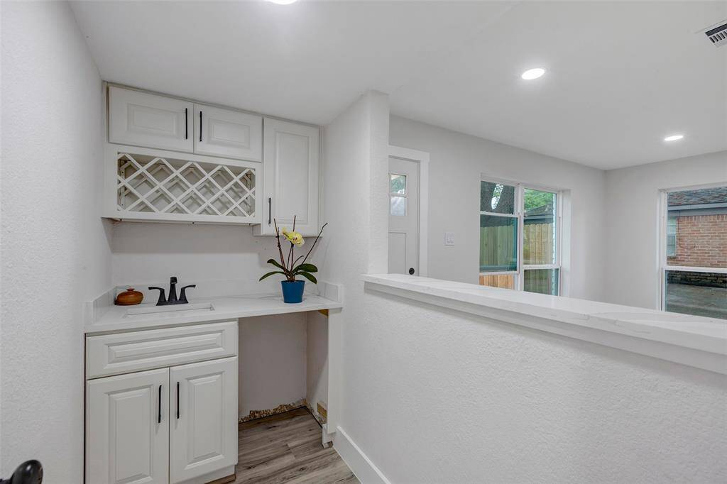 Beautiful wet bar is conveniently located between the breakfast area and living room.