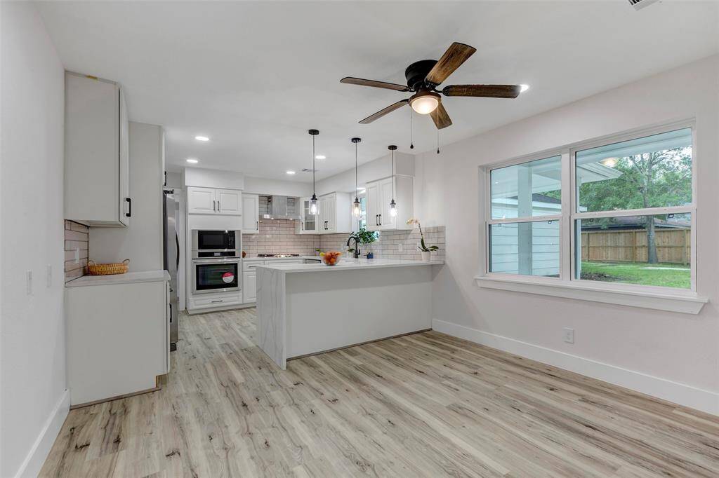 Bright and light kitchen with breakfast bar and breakfast area. New double pane windows.