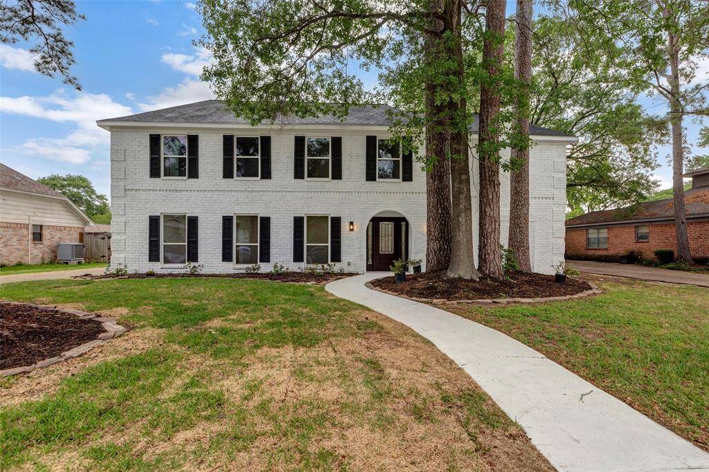 Stunning 4 bed 2.5 bath 2856 SF home in golf course community.