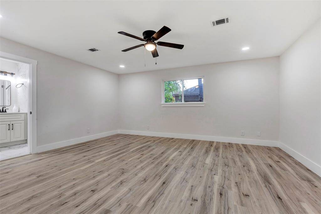 Primary retreat with En-suite bath,2 walk in closets, gorgeous Vinyl flooring and ceiling fan.