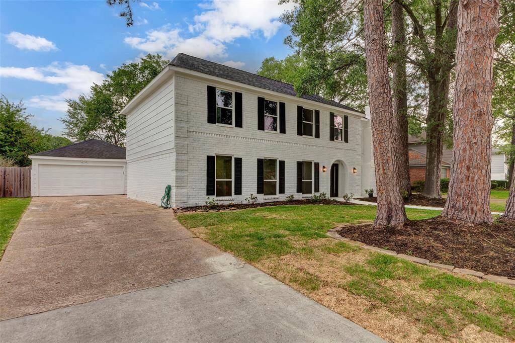 Long driveway offers ample parking for your guests.