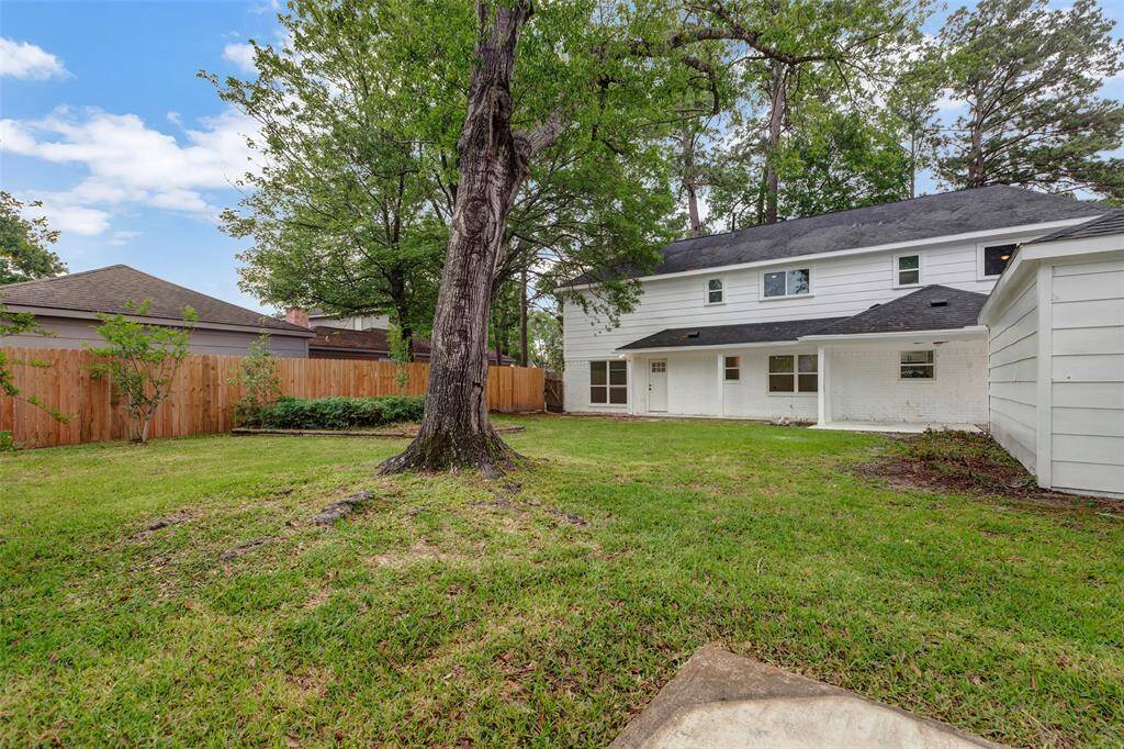 Come enjoy the modern and comfortable Texas living in this golf course community.