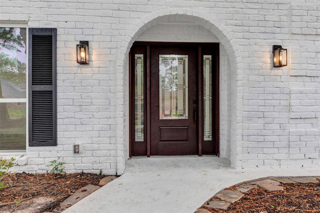 Come on in to your new home 7707 12th Fairway Ln in Humble.