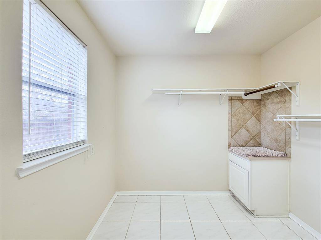 You will love this Laundry room. Soooo much space!