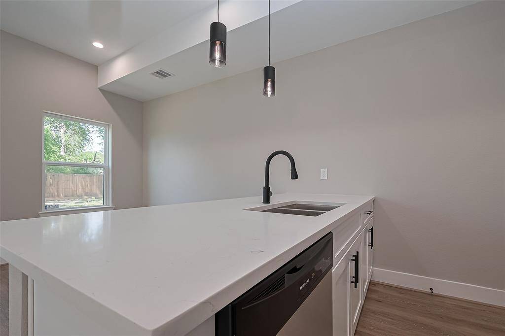 Take a closer look of the sink.