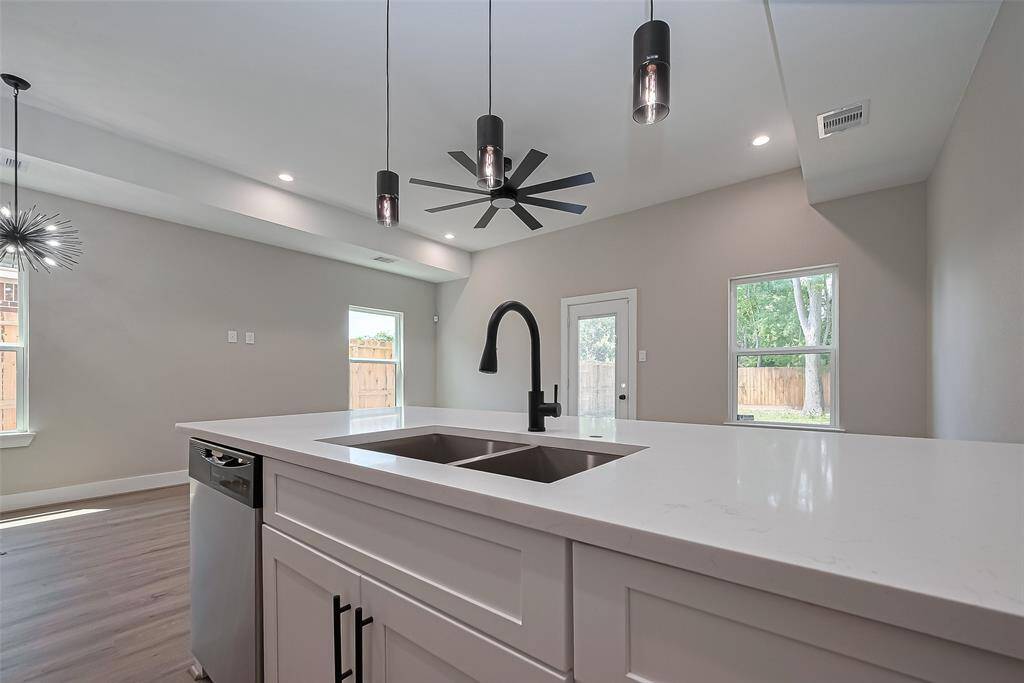 Another view of the sink.