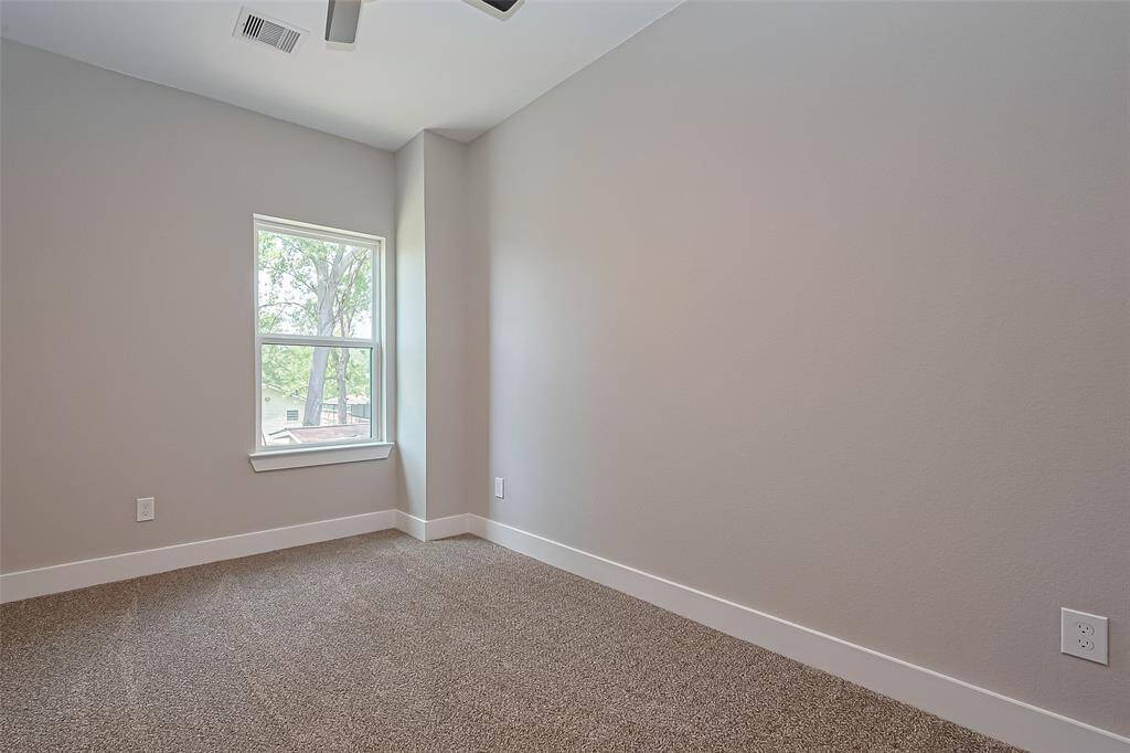 Comfortable & Versatile Bedroom RetreatThis secondary bedroom offers a peaceful view, soft natural light, and neutral tones that make it easy to personalize. Ideal for guests, a home office, or a nursery, it’s a quiet corner of the home ready to adapt to your needs.