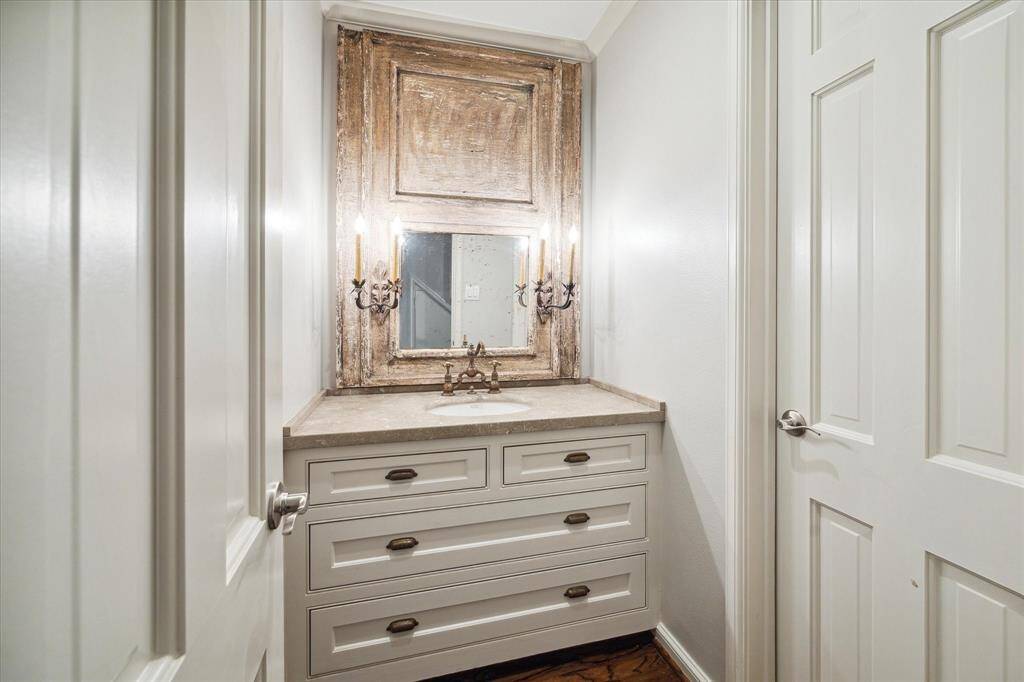 Powder room.