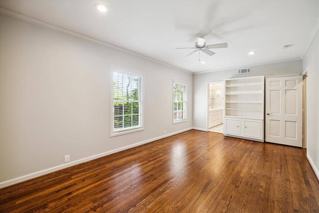 Secondary bedroom.