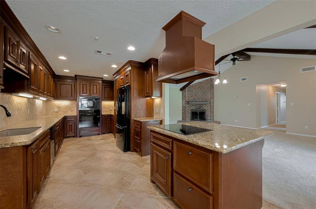 This kitchen offer lots of counter top space as well.