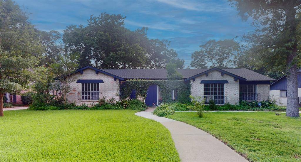 Welcome to 811 Devonport in the beautiful community of Clear Lake Forest, in Seabrook!